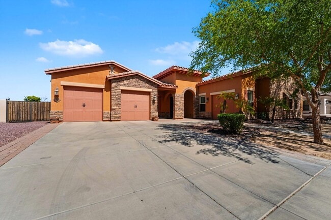 Building Photo - Welcome to this inviting Phoenix Rental - Available!