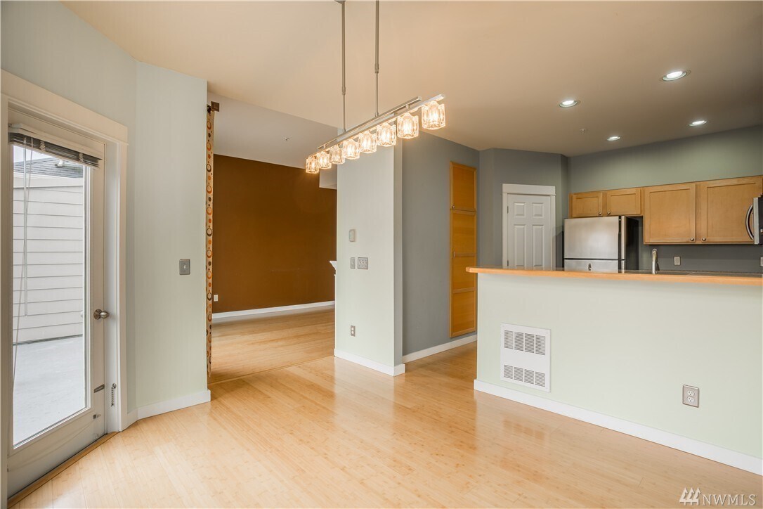 Building Photo - 3500 E Lake Sammamish Pky SE