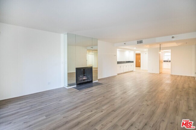 Building Photo - 410 S Barrington Ave