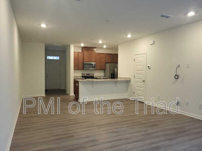 Building Photo - 182 Parker Ln