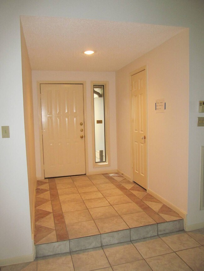 Building Photo - 2118 Hickory Lawn Dr