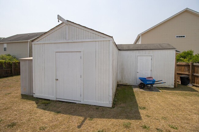 Building Photo - Spacious 3BR in Myers Creek – Fenced Yard, Workshop w/ Electricity & Bright Open Living!