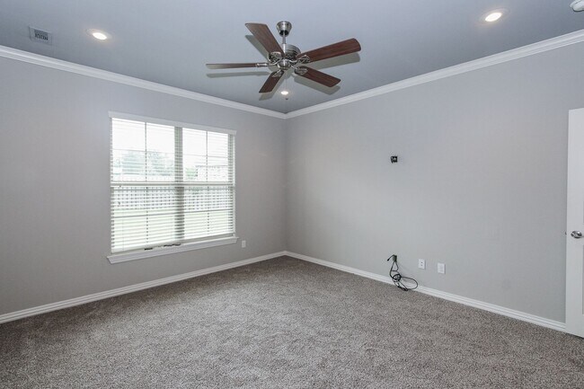 Building Photo - Gorgeous 3 bed/3 bath home in great Bentonville neighborhood
