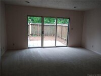 Building Photo - Nice 2 bedroom town home