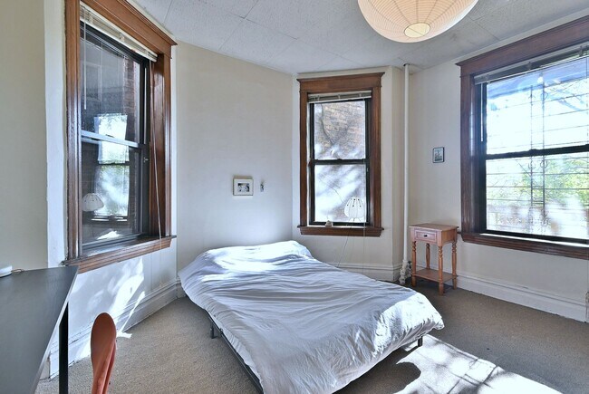 Building Photo - 911 W Dakin St