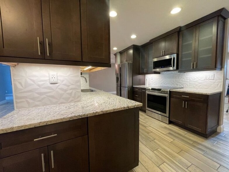 Kitchen - 6006 NW 68th Ter