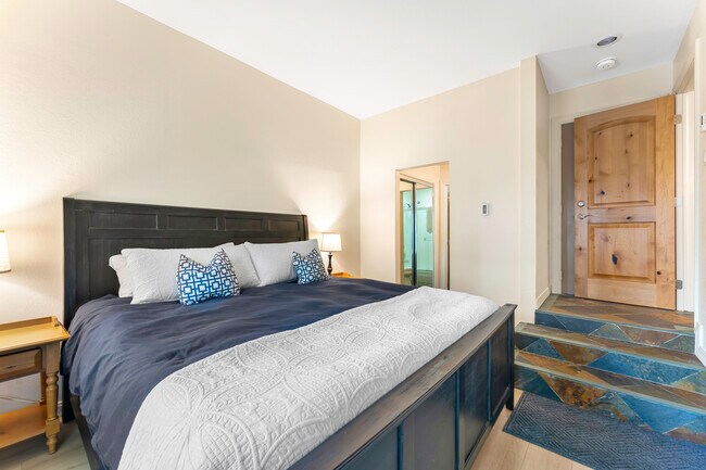 Building Photo - 807 Alder Ave