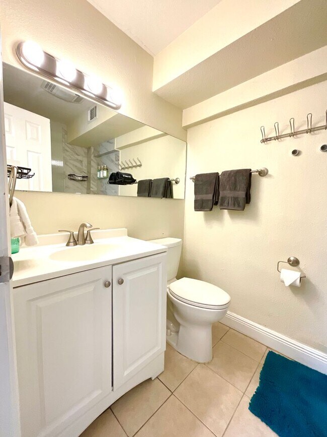 Building Photo - 319 S Olive St