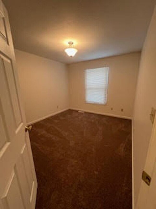 Building Photo - 487 Sparrow Way