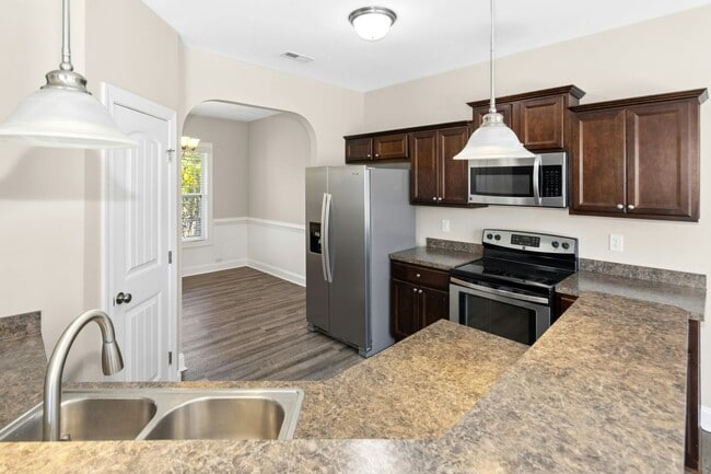 Building Photo - Charming and Freshly Updated Cul-de-Sac Home in Sanford!