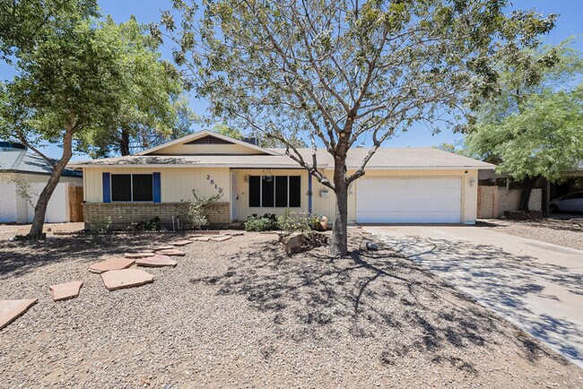 Building Photo - 2812 S Cottonwood Dr