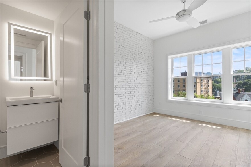 Building Photo - 1572 Beacon St