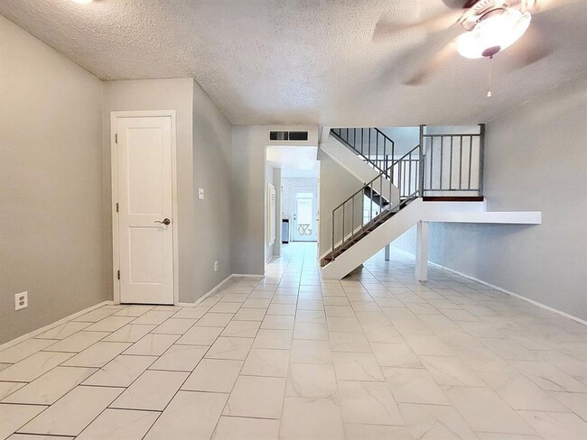 Building Photo - Cozy 3 Bed, 1.5 Bath Rental with Garage an...
