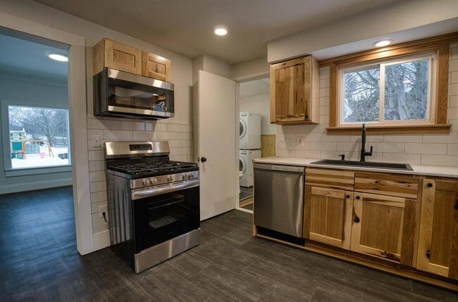 Building Photo - 1702 Lake St