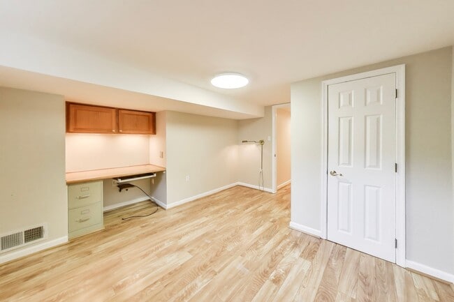 Building Photo - Perfect on Parkway --- Gorgeous, Fully Upd...