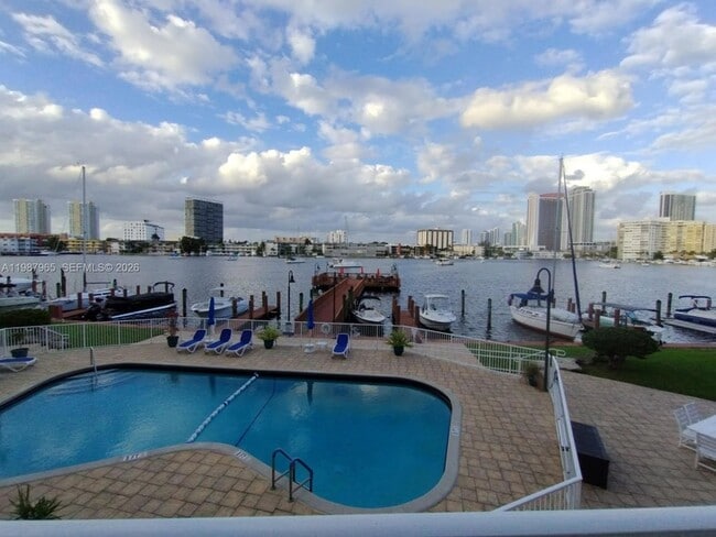 Building Photo - 400 Golden Isles Dr