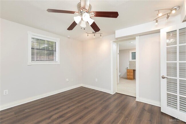 Building Photo - 17 Whitewing Ave