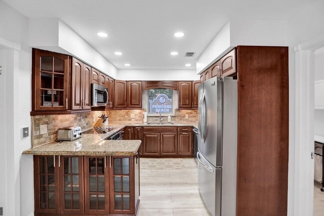 Building Photo - 470 SE 4th Ct