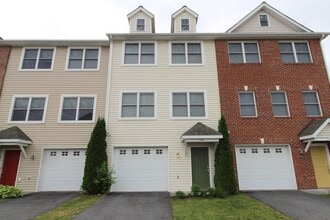 Building Photo - Spacious 3 Bedroom, 3.5 Bathroom Townhome with Finished Basement, Fenced Yard & Garage