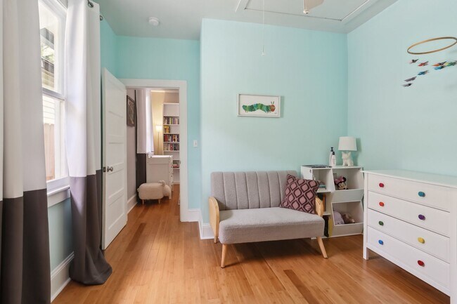 Building Photo - Fabulous Single Fam Uptown Home 3BD/2BA with great yard.