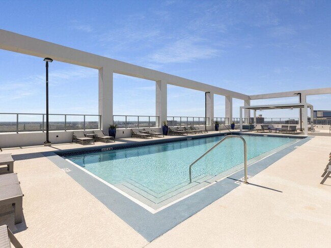 Building Photo - Large Corner Unit at STAR TOWER!