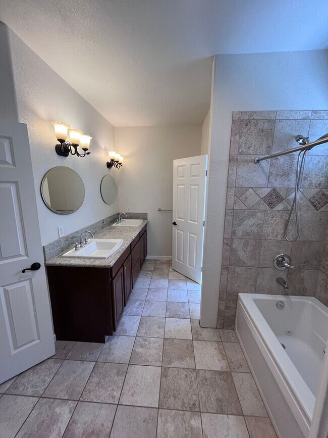 Building Photo - NICE HOME IN ORANGEVALE!!