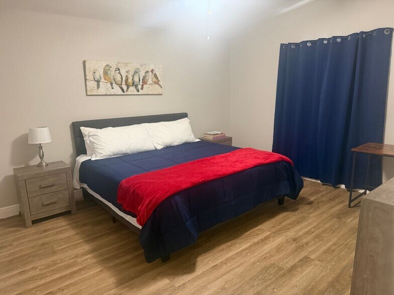 Building Photo - 484 Hildalgo Dr