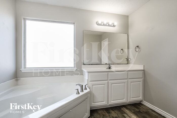 Building Photo - 16209 N View Ct