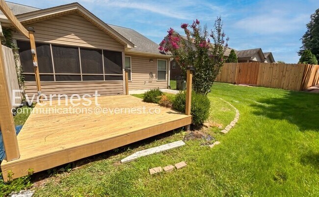 Building Photo - 2-Bed/2-Bath Town Home/Pet Friendly/Available Now!
