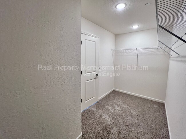 Building Photo - 2059 N Wagon Ln
