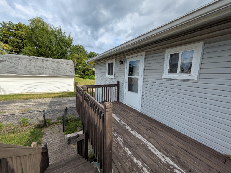 Building Photo - 209 W Oak St
