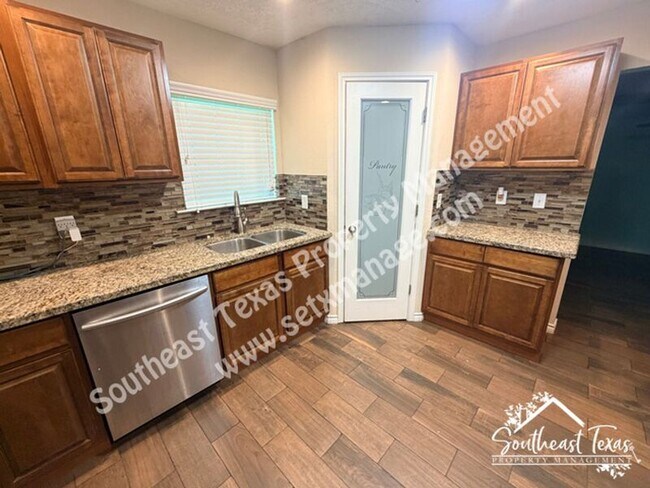 Building Photo - 6033 Reba Dr