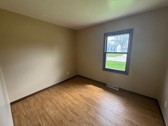 Building Photo - Charming and Spacious East Moline Home!
