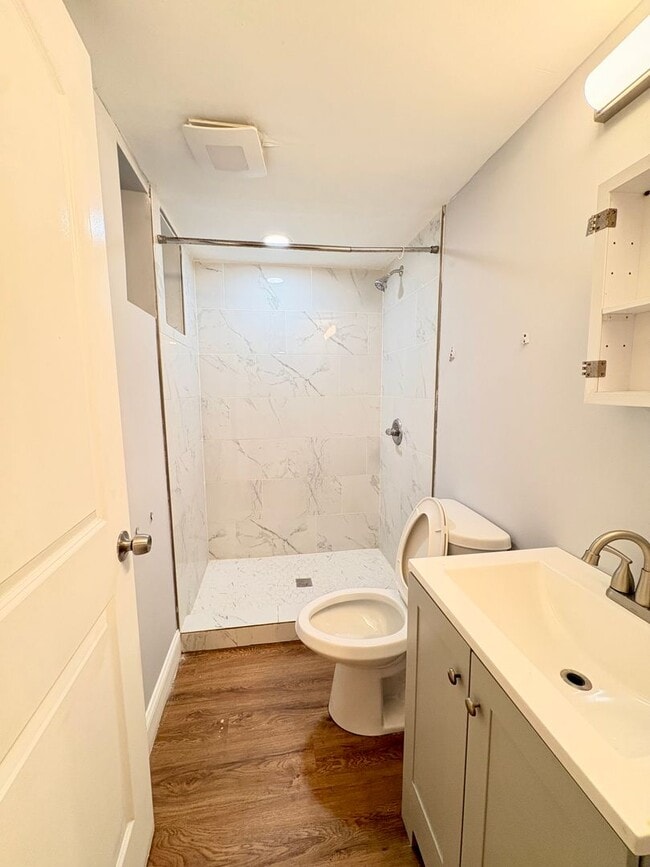 Building Photo - Spacious Townhome with Updated Kitchen & P...