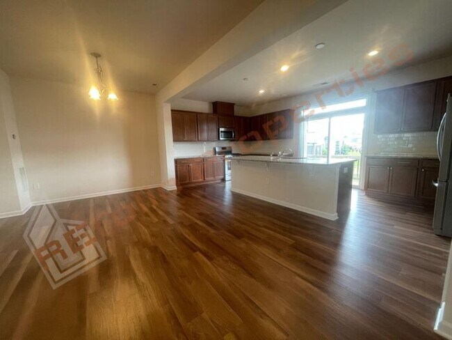 Building Photo - Luxury 3 Story 4 BD/3.5 Bath Townhome @ Sm...