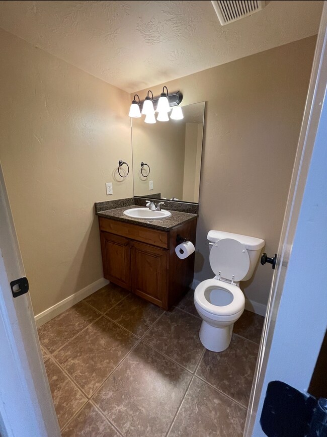 Building Photo - Stunning Cedar Townhome