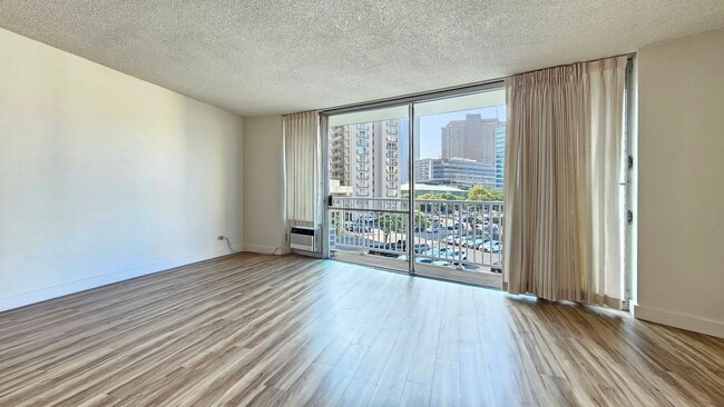 Building Photo - Holiday Village - renovated studio with on...