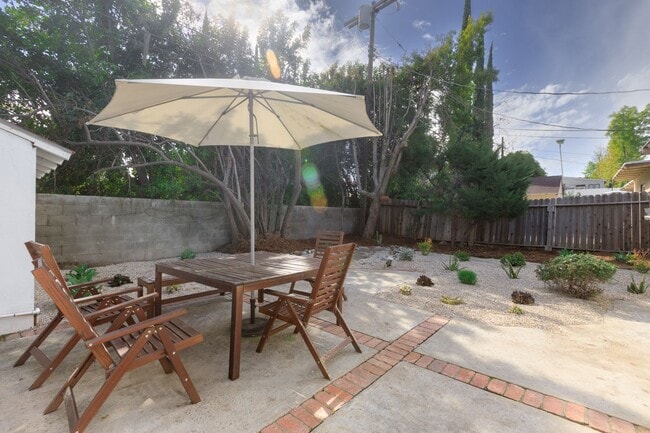 Building Photo - 15826 Magnolia Blvd