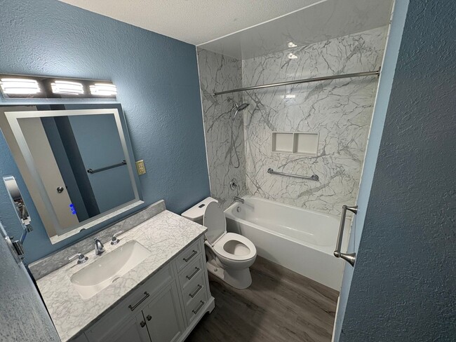 Building Photo - Huge Corner Lot in Grandview!! - 3 Bed / 2 Bath Split-Entry w/ Fenced Yard