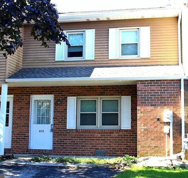 Primary Photo - Charming 2 Bedroom Townhome Located in Han...