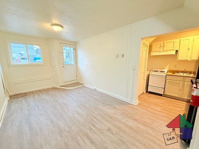 Building Photo - 94 Malletts Bay Ave