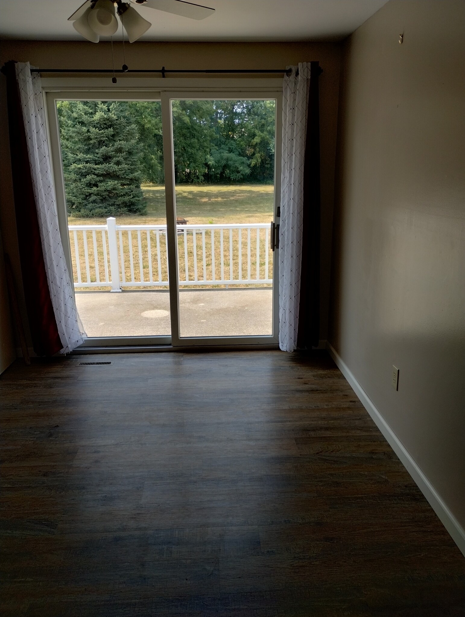 Dining area with slider to back patio - 8306 Park Rd