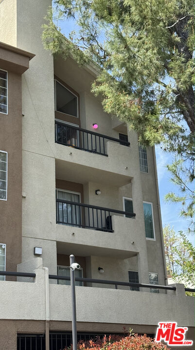 Building Photo - 5550 Owensmouth Ave