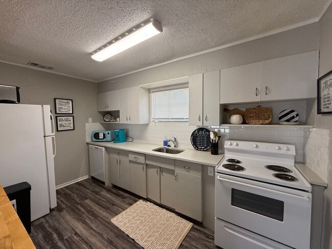 Building Photo - Furnished Short Term Rental