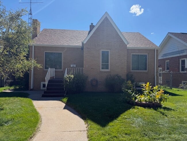 Building Photo - House For Lease