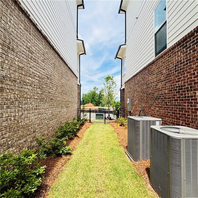 Building Photo - 657 SUMMIT HILL Way