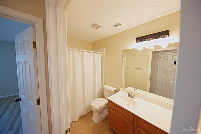 Building Photo - 27 Fern Ave W