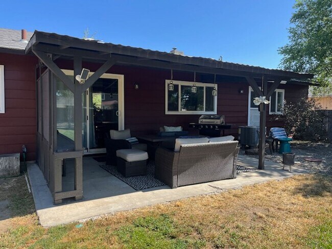 Building Photo - ? **Charming Single-Level Home Just Minute...