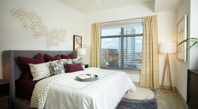 Building Photo - Experience Luxury + 1 Month Free Rent!