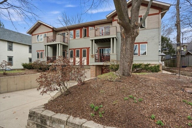 Building Photo - 1140 E Dayton St